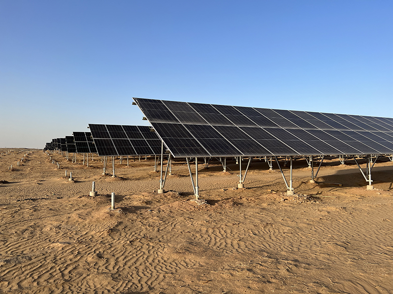 Erdungsschraube beim Installationskunden für netzunabhängige Solarsysteme im Jahr 2021