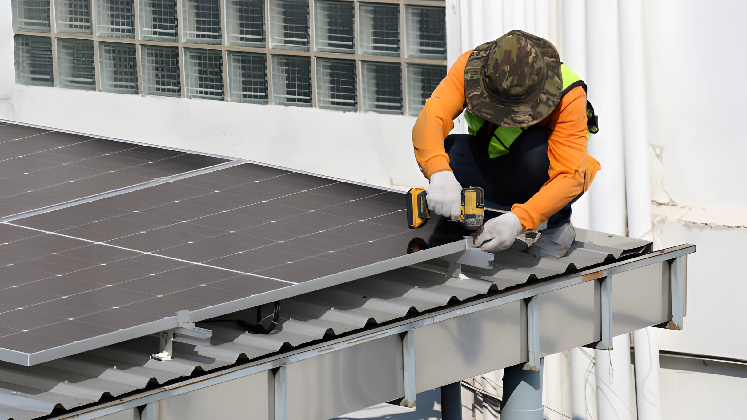 Dach montiert gegen Boden montierte Sonnensysteme: Vorschriften, Nachteile und beste Anwendungen