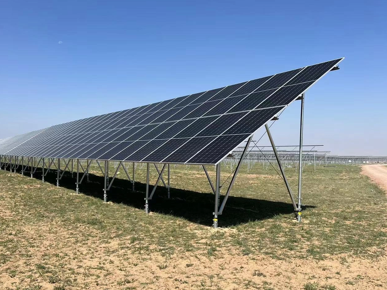 Was sind die Lösungen für die Installation von Bodenhalterungen auf abfallendem Gelände?